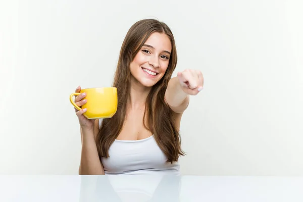 Joven Mujer Caucásica Sosteniendo Una Taza Sonrisas Alegres Apuntando Hacia — Foto de Stock