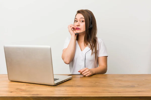 Jovem Telemarketer Mulher Mordendo Unhas Nervoso Muito Ansioso — Fotografia de Stock