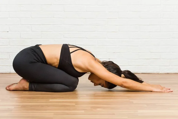 Young Arab Sporty Woman Practicing Yoga Floor — Stock Photo, Image