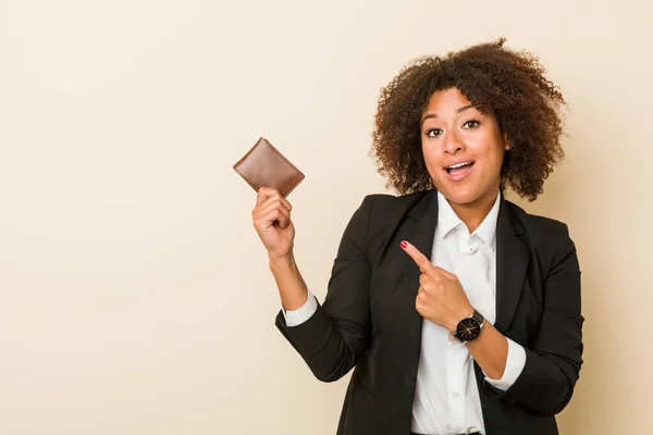 Young African American Woman Holding Wallet Smiling Cheerfully Pointing Forefinger — ストック写真