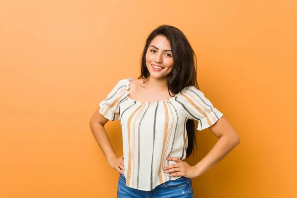 Young Curvy Woman Confident Keeping Hands Hips — Stockfoto