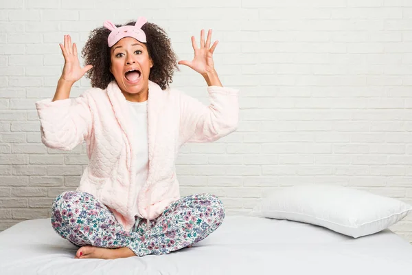 Joven Mujer Afroamericana Cama Vistiendo Pijama Celebrando Una Victoria Éxito —  Fotos de Stock