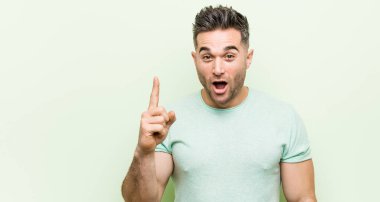 Yeşil bir geçmişe sahip genç yakışıklı bir adamın bir fikri, ilham konsepti var..