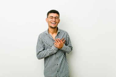 Genç İspanyol adam kalp, mutluluk kavramı ellerini tutarak gülüyor.