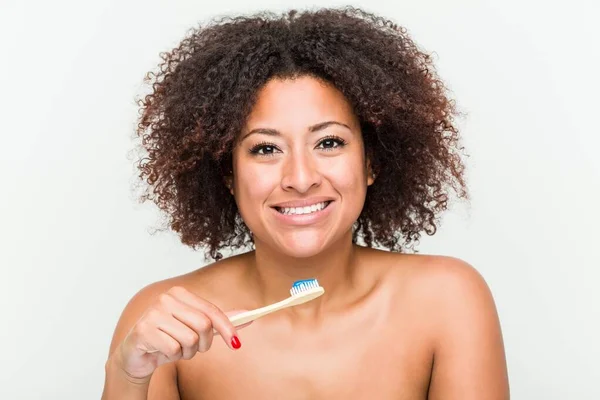 Primer Plano Una Joven Afroamericana Cepillándose Los Dientes Con Cepillo — Foto de Stock