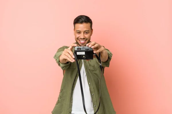 Joven Viajero Sudasiático Tomando Fotos Con Una Cámara Retro — Foto de Stock