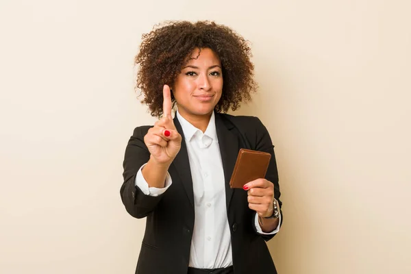 年轻的非洲裔美国女人手里拿着一个钱包 上面有一个带着手指的头号笔 — 图库照片