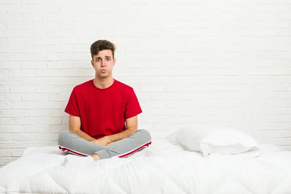 Yataktaki Genç Öğrenci Yanaklarına Üflüyor Yorgun Bir Ifadesi Var Yüz — Stok fotoğraf