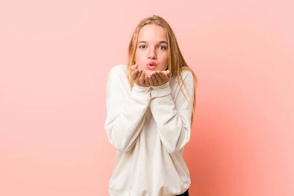 Jeune Adolescente Blonde Femme Pliant Les Lèvres Tenant Les Paumes — Photo