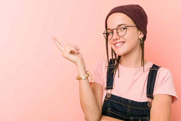 Ung Kaukasisk Hipster Kvinna Ler Glatt Pekar Med Pekfingret Bort — Stockfoto