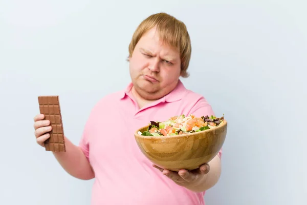 Caucásico Loco Rubio Gordo Hombre Elegir Entre Tableta Chocolate Ensaladera — Foto de Stock