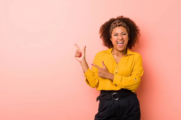 Young African American Woman Pink Background Pointing Forefingers Copy Space — Stock Photo, Image