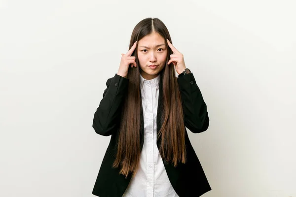 Jovem Mulher Negócios Chinesa Bonita Focada Uma Tarefa Mantendo Dedos — Fotografia de Stock