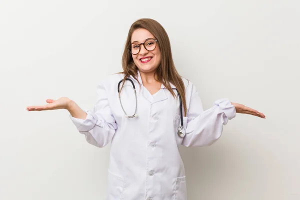 Jonge Dokter Vrouw Tegen Een Witte Muur Met Een Welkome — Stockfoto