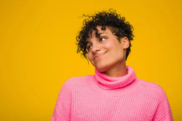Jovem Afro Americana Vestindo Uma Camisola Rosa Toca Barriga Sorri — Fotografia de Stock