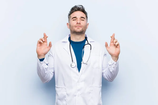 Jovem Bonito Médico Homem Cruzando Dedos Para Ter Sorte — Fotografia de Stock