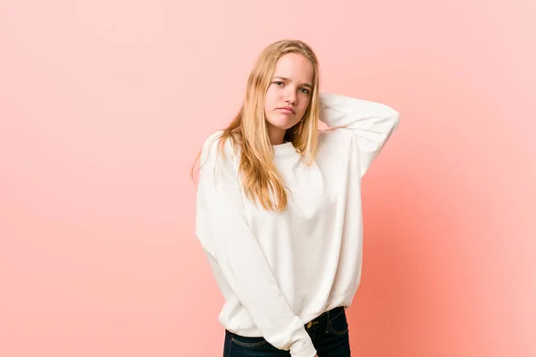 Młoda Blondynka Nastolatka Cierpi Ból Szyi Powodu Siedzącego Stylu Życia — Zdjęcie stockowe