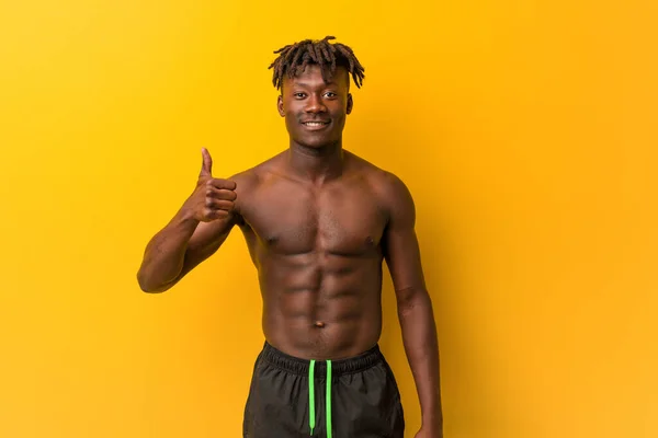 Joven Hombre Negro Sin Camisa Usando Traje Baño Sonriendo Levantando —  Fotos de Stock