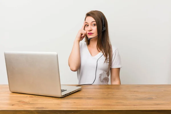 Jovem Telemarketer Mulher Apontando Templo Com Dedo Pensando Focado Uma — Fotografia de Stock