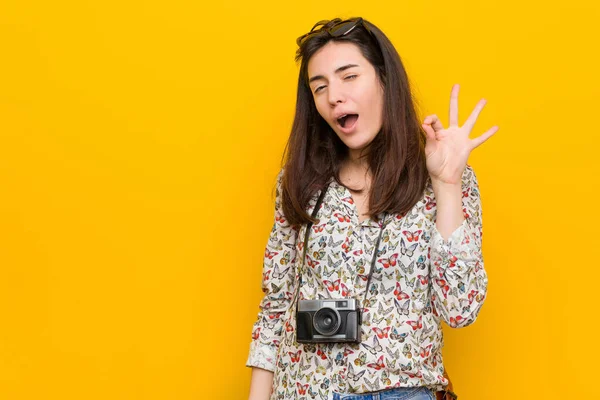 Junge Brünette Reisende Frau Zwinkert Ein Auge Und Hält Eine — Stockfoto