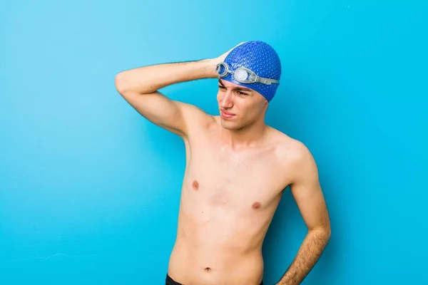 Joven Nadador Tocando Parte Posterior Cabeza Pensando Haciendo Una Elección — Foto de Stock