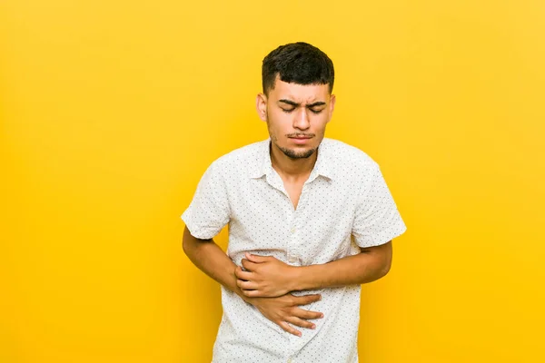 Młody Hiszpan Chory Cierpiący Bóle Żołądka Koncepcja Bolesnej Choroby — Zdjęcie stockowe