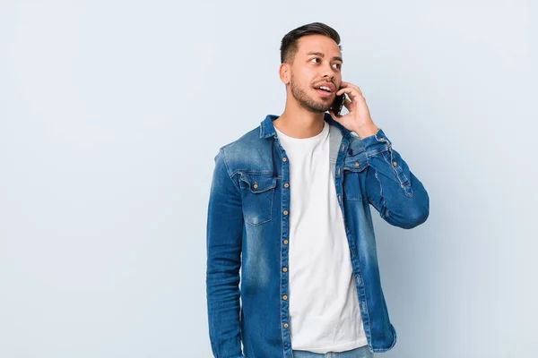 Joven Hombre Sudasiático Sosteniendo Teléfono —  Fotos de Stock