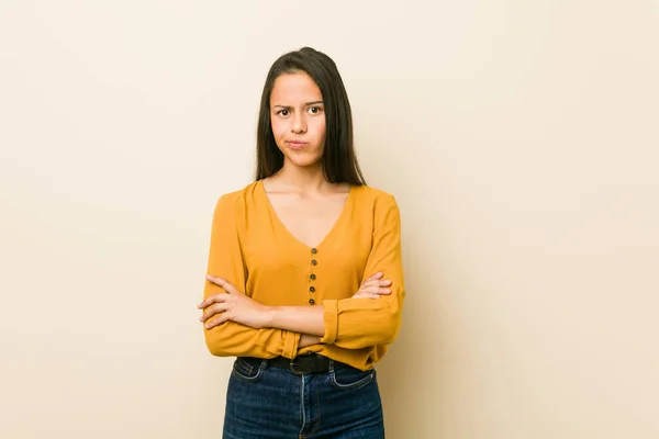 Jonge Hispanic Vrouw Tegen Een Beige Achtergrond Ongelukkige Kijken Camera — Stockfoto