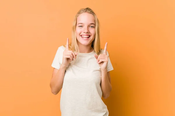 Χαριτωμένο Και Φυσικό Έφηβος Γυναίκα Δείχνει Δύο Μπροστινά Δάχτυλα Επάνω — Φωτογραφία Αρχείου