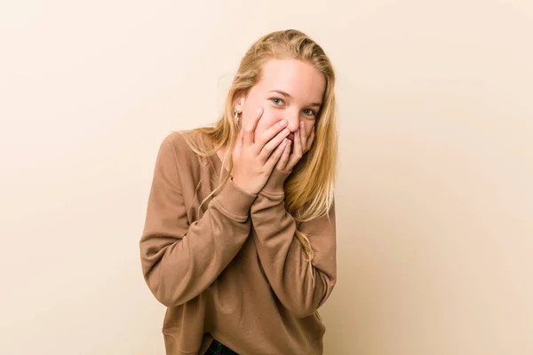 Sevimli Doğal Genç Bir Kadın Bir Şeye Gülüyor Elleriyle Ağzını — Stok fotoğraf