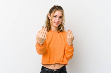 Beyaz arka plandaki genç beyaz kadın sanki seni davet ediyormuş gibi seni işaret ediyor..