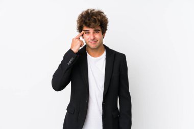 Beyaz arka planda beyaz tenli genç beyaz bir iş adamı işaret parmağıyla hayal kırıklığı gösteriyor..