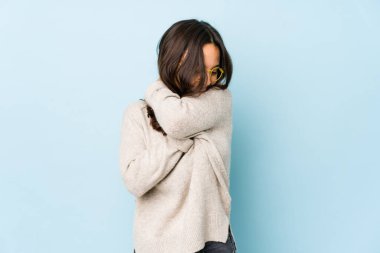 Genç, melez, İspanyol bir kadın. Kucaklaşmalar, kaygısız gülümsemeler ve mutluluklar..