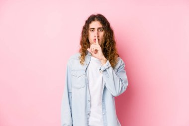 Uzun saçlı adam yalnız poz veriyor. Sır saklıyor ya da sessizlik istiyor..