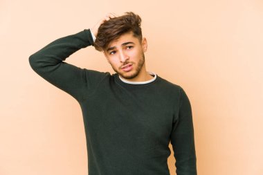 Bej bir arka planda izole genç Arap adam şok oluyor, o önemli bir toplantı hatırlıyor.