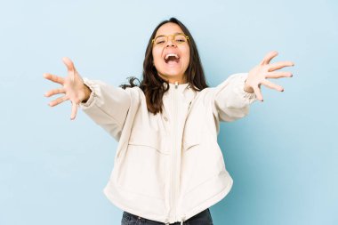 Genç, Latin kökenli bir kadın kameraya sarılıyor..