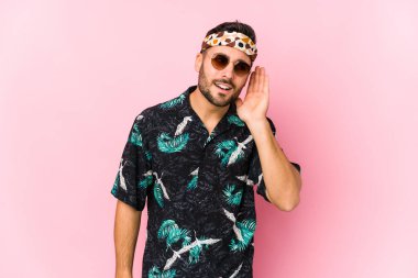 Genç hippi bir dedikoduyu dinlemeye çalışıyor..