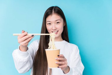 Genç Japon kadın erişte yiyor.