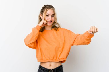 Beyaz sırtında beyaz bir kadın dans ediyor ve eğleniyor..