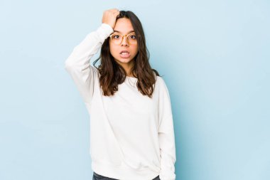 Latin kökenli genç bir kadın şok geçiriyordu. Önemli bir buluşmayı hatırladı..