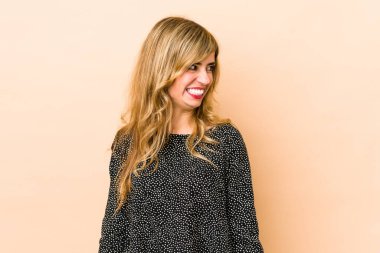 Sarışın, beyaz bir kadın çok kızgın, öfkeli, hayal kırıklığına uğramış..