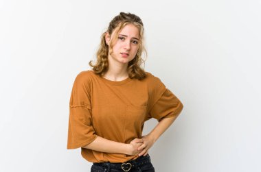 Beyaz sırtlı beyaz bir kadın karaciğer ağrısı çekiyor, karnı ağrıyor..