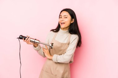 Karıştırıcı tutan genç Çinli bir kadın hoşlanmadığı bir jest yapıyor, kabul etmiyor. Anlaşmazlık konsepti.