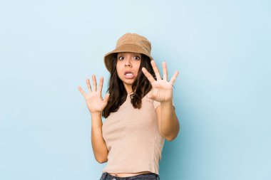 Latin kökenli genç bir kadın yaklaşan bir tehlikeden dolayı şoka girdi.