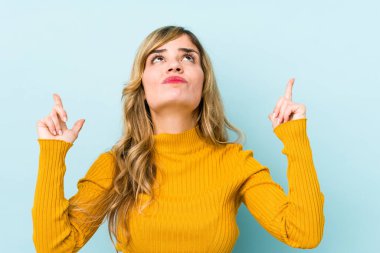 Sarışın, beyaz, ağzı açık, üst tarafı gösteren bir kadın..