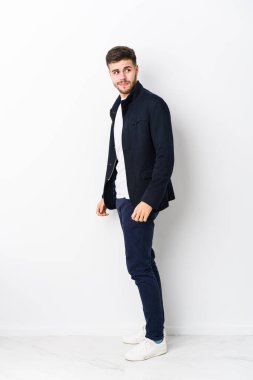 Tam vücut Kafkasyalı yalnız genç adam gülümseyen, neşeli ve keyifli bir yana bak..