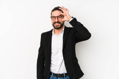 Kafkasyalı genç bir iş adamı beyaz bir arka planda izole edildi..