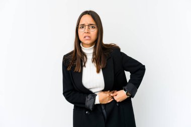 Genç melez iş kadını beyaz arka planda izole edilmiş karaciğer ağrısı, karın ağrısı var..