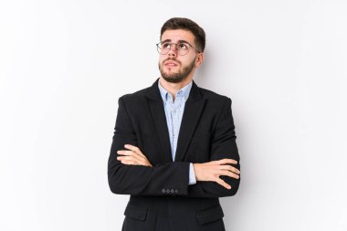 Beyaz arka planda poz veren Kafkasyalı genç bir iş adamı genç beyaz tenli bir iş adamını sürekli tekrarlanan bir görevden bıktırdı..