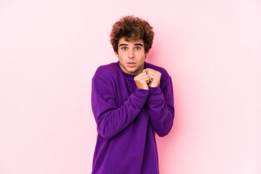 Pembe bir geçmişi olan genç beyaz bir adam yalnız ve korkmuş..